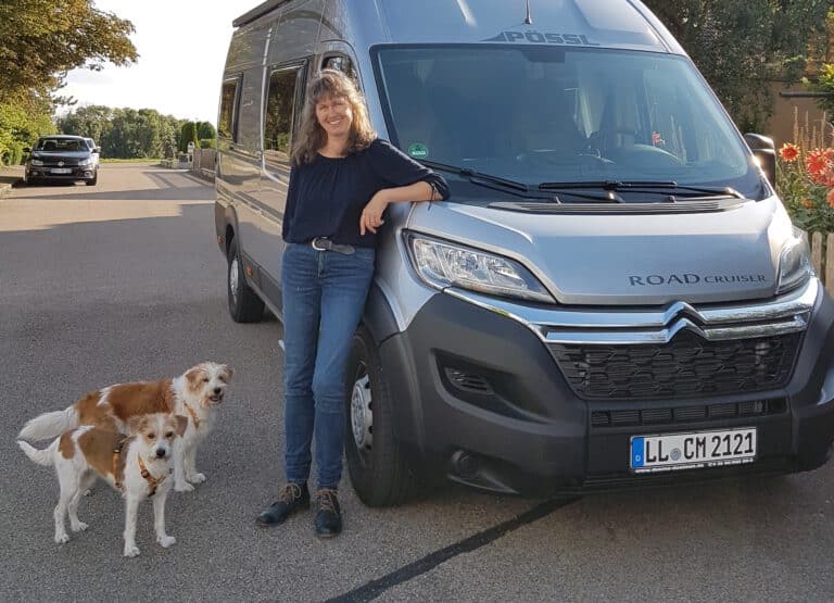 Claudia mit ihrem Zoopharmakognosiemobil